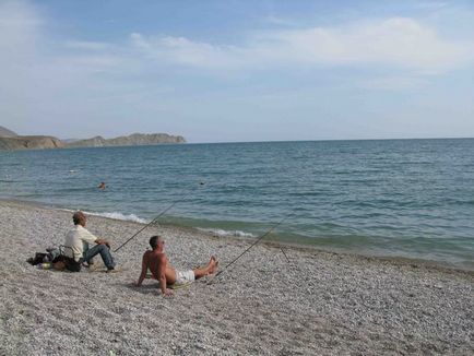 Риболов на брега на Черно море с предене улавяне на видео