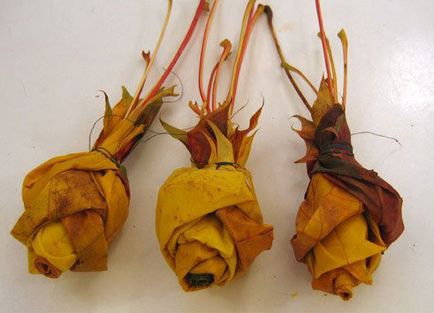 Рози от кленов листа с техните ръце стъпки