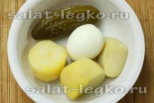 Салата с гъби, картофи и кисели краставички
