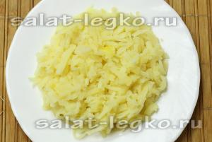 Салата с гъби, картофи и кисели краставички