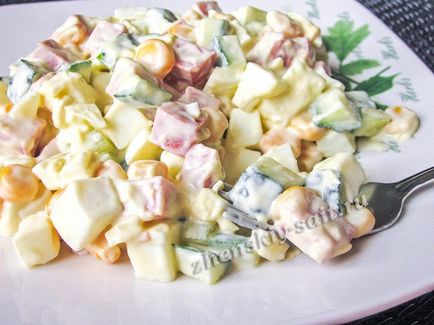 Салата с царевица, колбаси и прясна краставица - рецептата със снимка