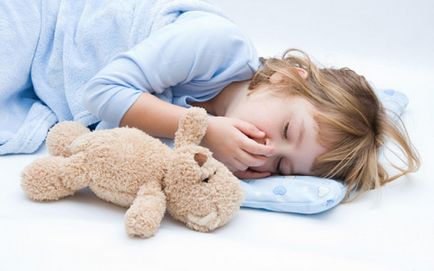 Violent кашлица причинява на детето през нощта, какво да правя, как да се спре атаките