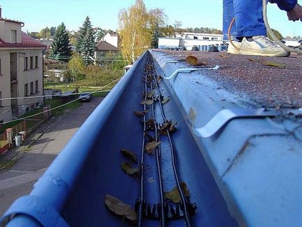 Отцедете водата от покрива на ръцете, инсталирането на дренажна система за покрив
