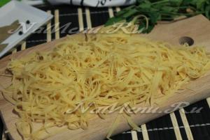 Супа с домашно приготвени спагети и пилешко стъпка рецепта за най-вкусните