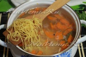 Супа с домашно приготвени спагети и пилешко стъпка рецепта за най-вкусните
