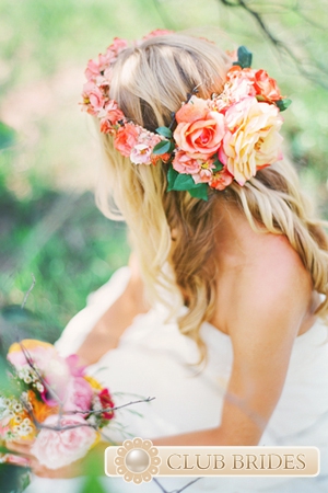 Сватбена прическа с венец от цветя Фото