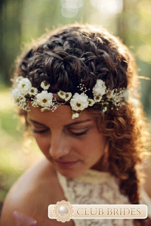 Сватбена прическа с венец от цветя Фото