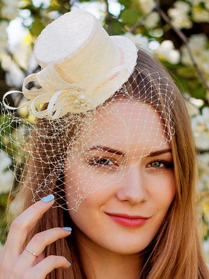 Сватбени шапки и снимки на сватбени рокли с капаци на стилни модели