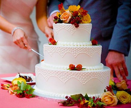 Сватбена торта с живи цветя