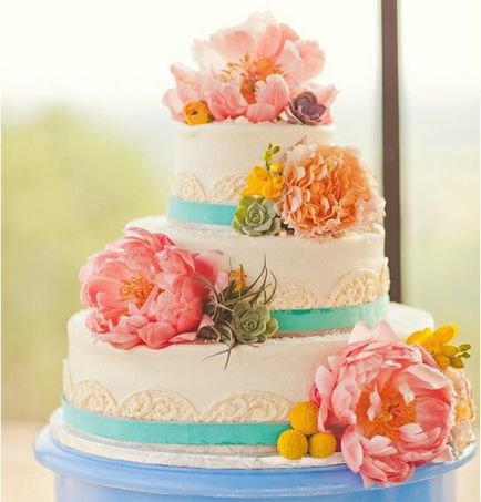 Сватбена торта с живи цветя