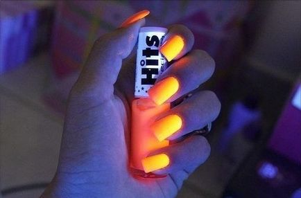 Светлинен лак за нокти, създаване на ноктите, светеща в тъмното