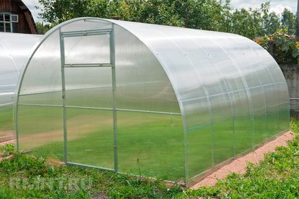 Greenhouse на профилната тръба и поликарбонат с ръцете си