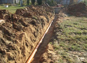 Полагане на канализационни тръби в изкопа - как да изпълнявате видео