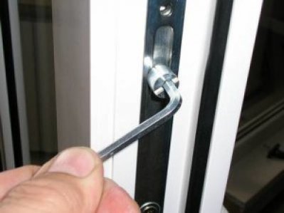 Задайте топли алуминиеви врати с ръцете си, насочва към вратата