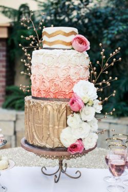 Тенденцията на сватбена торта цветя