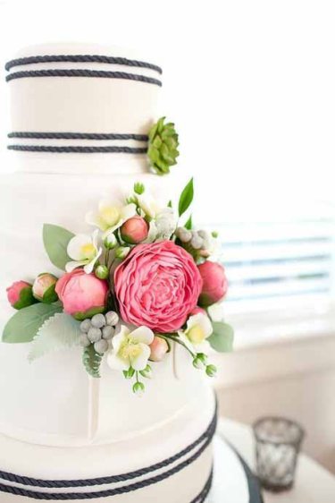 Тенденцията на сватбена торта цветя