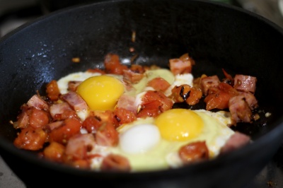 Бъркани яйца с домати и наденица - стъпка по стъпка рецепта за това как да се готви със снимки