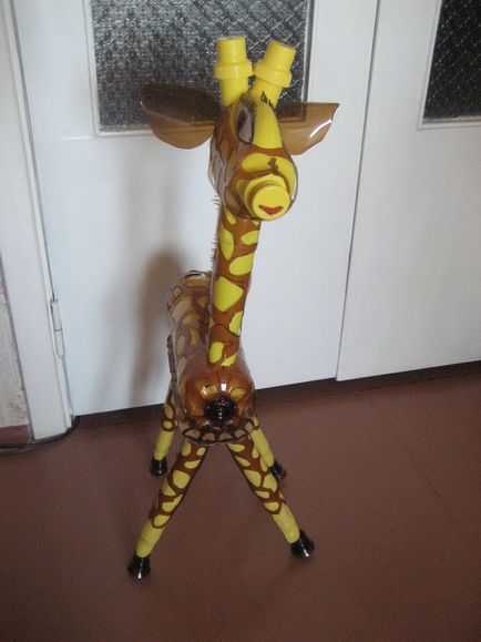 Thoughtful жираф от пластмасови бутилки