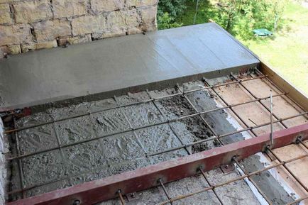 Наливане на бетон гараж етаж в процес на подготовка и създаване на технология