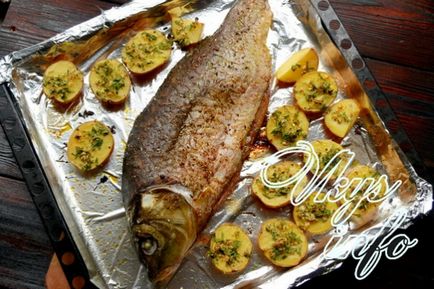 Печена риба с картофи в рецептата на фурна със снимка