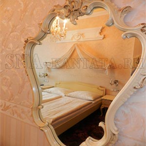 Огледалото в спалнята може да се настрои или не