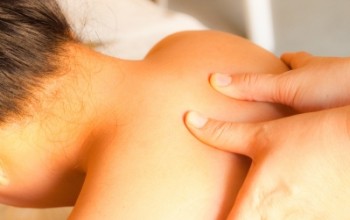 Болки в гърба между плешките причинява симптомите, лечение и профилактика