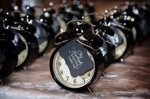 Часовникът в декора на сватбата - съвети и снимки
