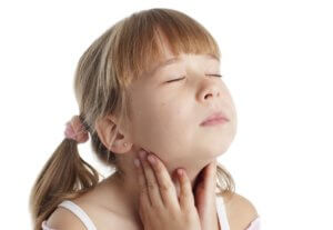 Често го боли гърлото причини, усложнения и лечение на детето