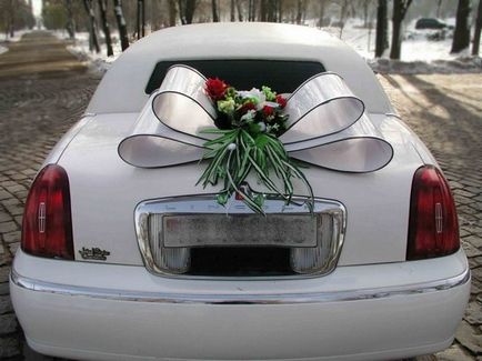 На украсени сватба кола декорация чешат машини и младоженеца на сватба