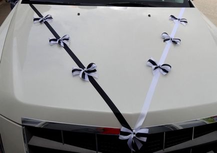 На украсени сватба кола декорация чешат машини и младоженеца на сватба
