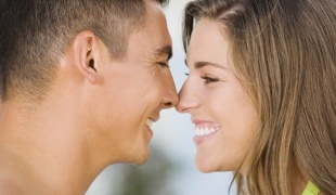 Какво означава, ако човек гледа в очите му и се усмихва - портални съвети за жени и момичета