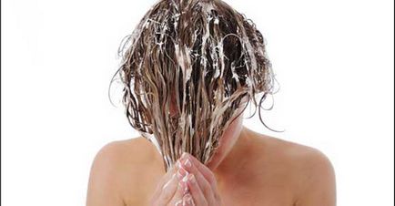 От съществено значение за свойствата на приложения коса ментово масло, изплакнете в шампоан