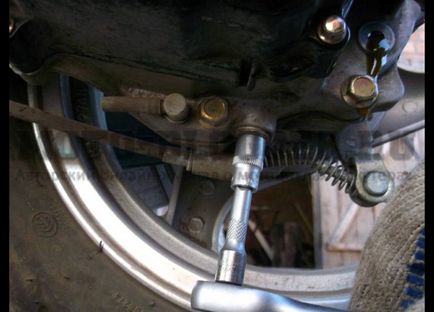 Снимки от смяната на маслото в двигателя и предавателната кутия скутер, Алиса-двигателите