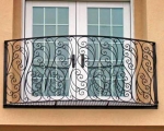 Френски балкон, който е класически фалшифицирано и модерен дизайн, фотография