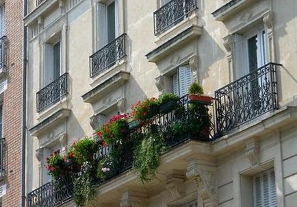 Френски балкон, който е класически фалшифицирано и модерен дизайн, фотография