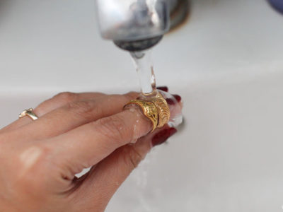 Как да се чисти златни бижута с камъни у дома