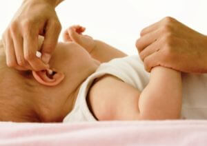 Как да се чисти ушите на новородени и кърмачета