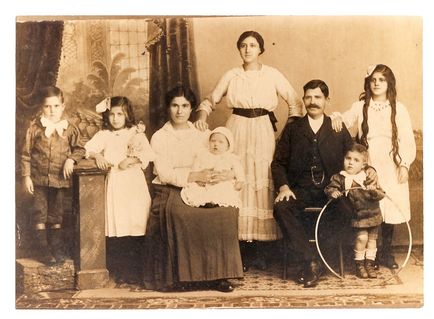 Как да намерите предците си по име и фамилия в архивите в интернет, научете историята и вида на биография