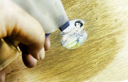 Как да се почисти лепилото от етикетите на пластмаса, стъкло, дърво и метал