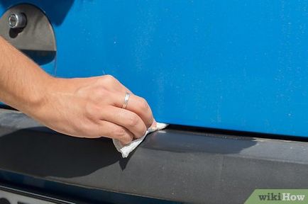 Как да почистите пластмасата в колата