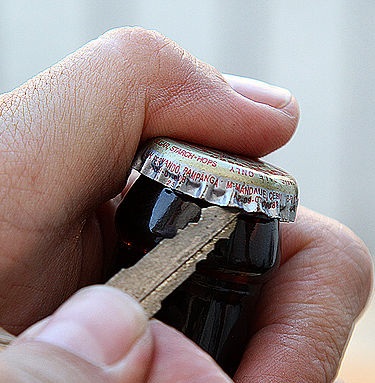 Как да отворите бира без отварачка за бутилки - 4 Най-добрият метод и видео