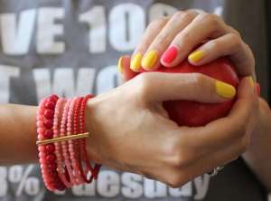 Кои нокти боя друга налична цветови опции многоцветни лак за нокти - списание за жени