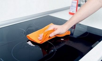 Как да се почисти чиния с грес и лак у дома