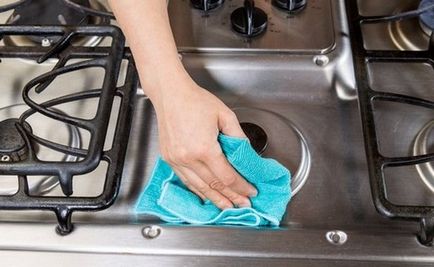 Как да се почисти чиния с грес и лак у дома