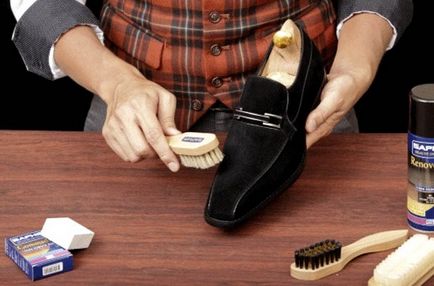 Как да се почисти велурени обувки у дома