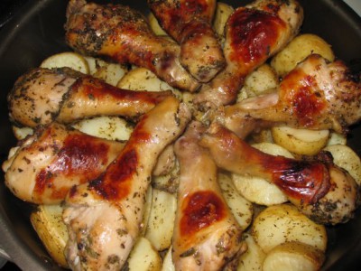 Как да се готви пилешки кълки с картофи на фурна в продължение на 6 рецепти