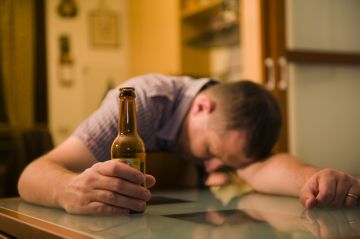 Как да изгони съседите алкохолици - въпрос, който не живее