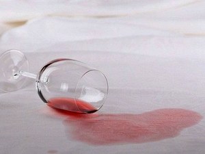 Как да донесе точка на червено вино, отколкото да се измие с дрехи, килими, мебели