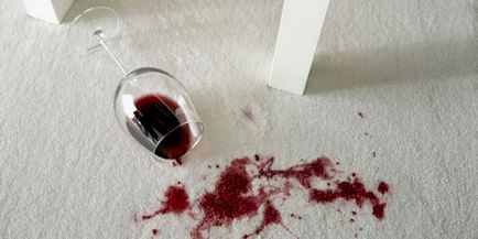 Как да донесе точка на червено вино, отколкото да се измие с дрехи, килими, мебели