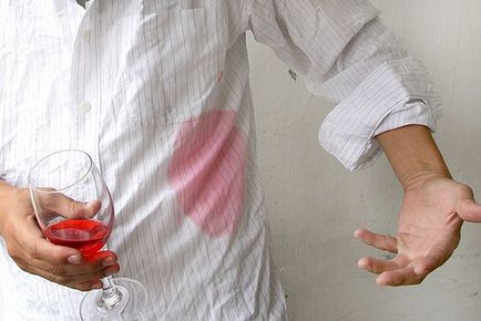 Как да донесе точка на червено вино като порт вино петна да се мият